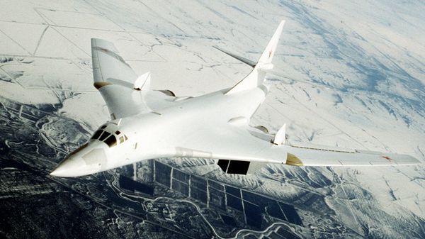 Военный самолет Ту-160 во время учебно-боевого полета Военный самолет Ту-160 во время учебно-боевого полета - Sputnik Армения