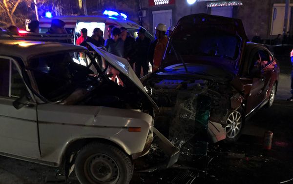 Дорожно-транспортное происшествие на улице Мхитара Гераци (27 марта 2019). Еревaн Дорожно-транспортное происшествие на улице Мхитара Гераци (27 марта 2019). Еревaн - Sputnik Армения