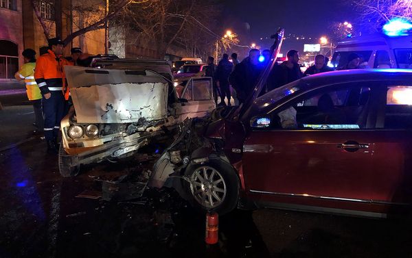 Дорожно-транспортное происшествие на улице Мхитара Гераци (27 марта 2019). Еревaн Дорожно-транспортное происшествие на улице Мхитара Гераци (27 марта 2019). Еревaн - Sputnik Армения