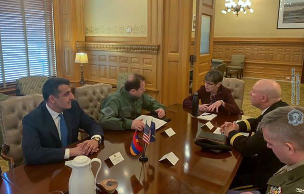 Углубление сотрудничества: министр обороны Армении вручил подарок губернатору Канзаса Углубление сотрудничества: министр обороны Армении вручил подарок губернатору Канзаса - Sputnik Армения