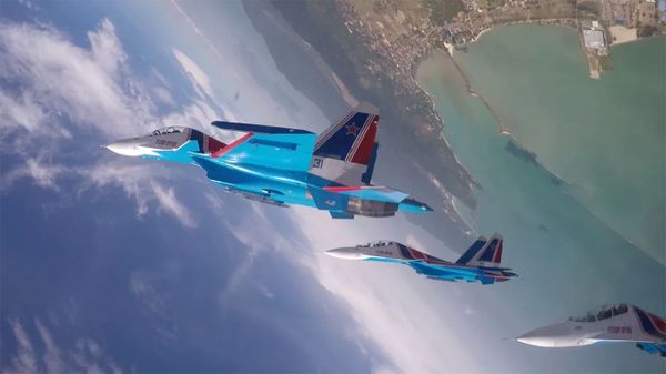 Групповая петля Нестерова из кабины истребителя Су-30СМ пилотажной группы «Русские витязи» - Sputnik Армения