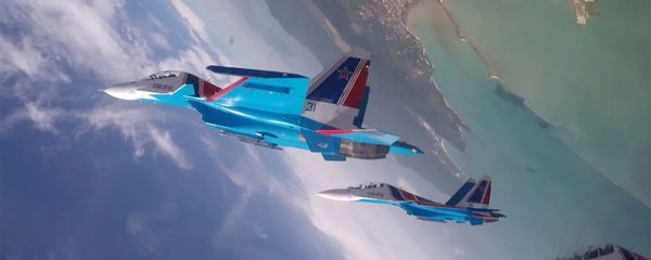 Групповая петля Нестерова из кабины истребителя Су-30СМ пилотажной группы «Русские витязи» - Sputnik Армения