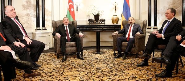 Встреча премьер-министра Армении Никола Пашиняна и президента Азербайджана Ильхама Алиева (29 марта 2019). Вена Встреча премьер-министра Армении Никола Пашиняна и президента Азербайджана Ильхама Алиева (29 марта 2019). Вена - Sputnik Армения