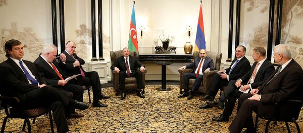 Встреча премьер-министра Армении Никола Пашиняна и президента Азербайджана Ильхама Алиева (29 марта 2019). Вена - Sputnik Արմենիա