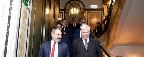 Премьер-министр Армении Никол Пашинян и личный представитель действующего председателя ОБСЕ, посол Анджей Каспрчик перед началом встречи с президентом Азербайджана Ильхамом Алиевом (29 марта 2019). Вена Премьер-министр Армении Никол Пашинян и личный представитель действующего председателя ОБСЕ, посол Анджей Каспрчик перед началом встречи с президентом Азербайджана Ильхамом Алиевом (29 марта 2019). Вена - Sputnik Армения