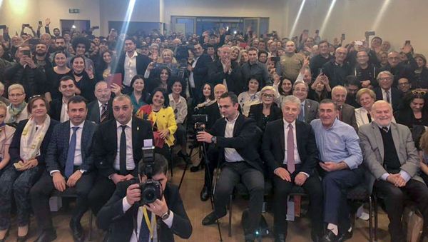Армянская община Австрии на встрече с премьер-министром Армении Николом Пашиняном (29 марта 2019). Вена - Sputnik Արմենիա