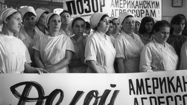 Митинг протеста против вооруженного вторжения американских войск в Камбоджу на кондитерской фабрике Красный Октябрь. - Sputnik Армения