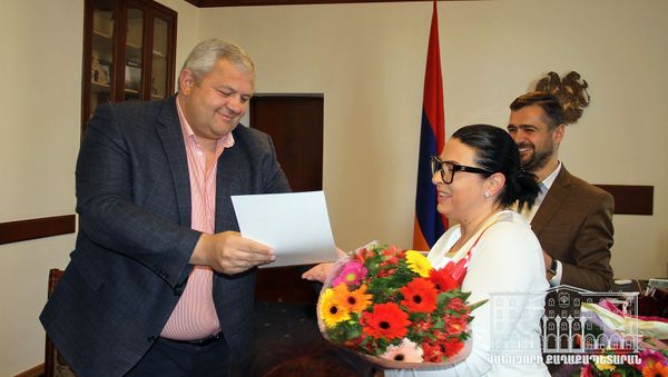 Мэр Ванадзора Мамикон Асланян вручает благодарственное письмо Агнессе Шахназарян (27 марта 2019). Ванадзор Мэр Ванадзора Мамикон Асланян вручает благодарственное письмо Агнессе Шахназарян (27 марта 2019). Ванадзор - Sputnik Армения