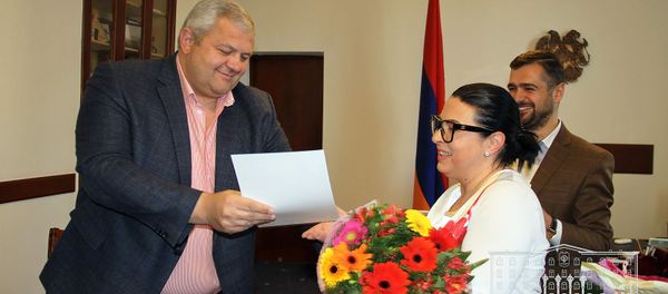 Мэр Ванадзора Мамикон Асланян вручает благодарственное письмо Агнессе Шахназарян (27 марта 2019). Ванадзор Мэр Ванадзора Мамикон Асланян вручает благодарственное письмо Агнессе Шахназарян (27 марта 2019). Ванадзор - Sputnik Армения