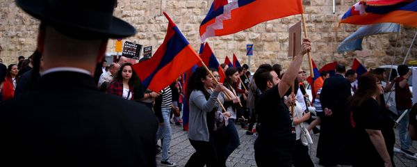 Члены армянской общины с флагами Армении и Карабаха на улицах Старого города (23 апреля 2016). Иерусалим - Sputnik Արմենիա