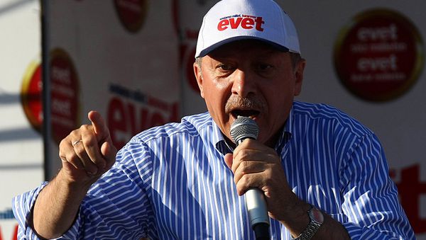 Премьер-министр Турции и лидер правящей Партии справедливости и Развития (ПСР) Реджеп Тайип Эрдоган обращается к сторонникам во время митинга (29 августа 2010). Анкара - Sputnik Армения