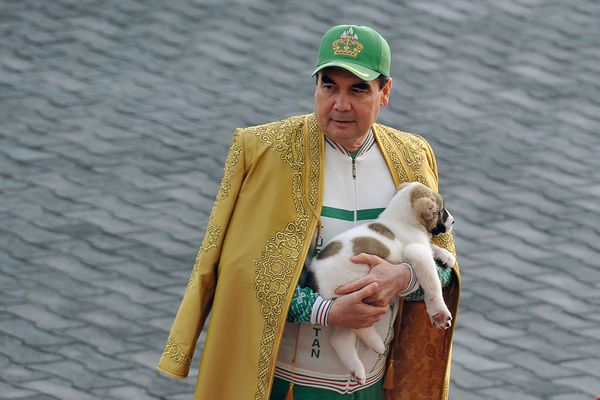 Президент Туркменистана Гурбангулы Бердымухамедов держит туркменскую овчарку, местно известную как Алабай, во время празднования Дня лошади (28 апреля 2018). Ашхабад - Sputnik Армения