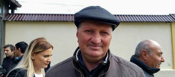 Тигран Казарян, основатель садов и питомника органических ягод близ города Чаренцаван, Котайкская область. Тигран Казарян, основатель садов и питомника органических ягод близ города Чаренцаван, Котайкская область. - Sputnik Армения