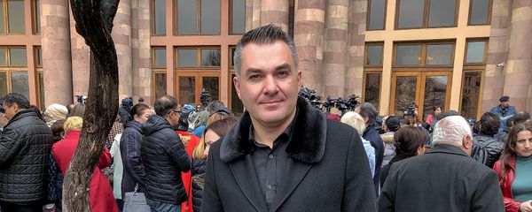 Армен Саркисян на акции протеста у Дома правительства (1 апреля 2019). Еревaн - Sputnik Армения