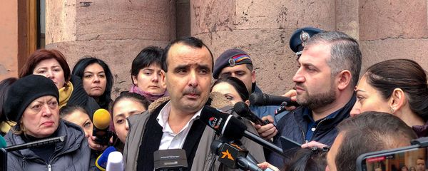 Ведущий дирижер Национального академического Театра оперы и балета им. Спендиаряна Арутюн Арзуманян на акции протеста у Дома правительства (1 апреля 2019). Еревaн Ведущий дирижер Национального академического Театра оперы и балета им. Спендиаряна Арутюн Арзуманян на акции протеста у Дома правительства (1 апреля 2019). Еревaн - Sputnik Армения