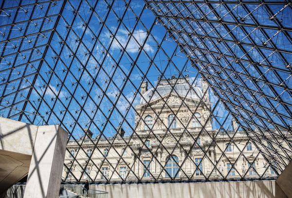Инсталляция на пирамиде Лувра в честь её 30-летия - Sputnik Армения