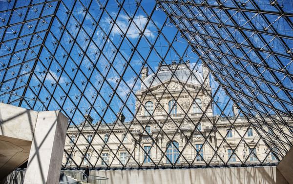 Инсталляция на пирамиде Лувра в честь её 30-летия - Sputnik Армения