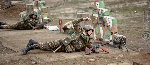 Армянские военнослужащие на тренировках по стрельбе - Sputnik Արմենիա
