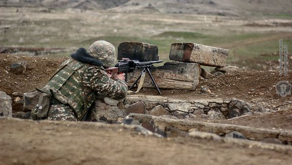 Армянские военнослужащие на тренировках по стрельбе - Sputnik Армения