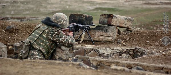 Армянские военнослужащие на тренировках по стрельбе - Sputnik Արմենիա