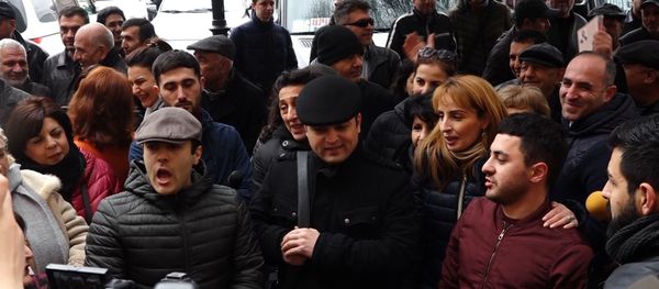 Օպերայի աշխատակիցները եւ մի խումբ մտավորականներ  բողոքի ակցիա իրականացրին կառավարության շենքի մոտ։ - Sputnik Արմենիա