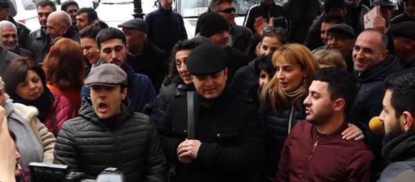 Сотрудники Оперы и деятели искусства провели акцию протеста перед зданием правительства.  - Sputnik Армения