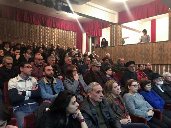Գյումրիում թույլ չեն տա անծանոթներին թատրոն խցկվել. աճեմյանցիներն «ապահովագրվում» են - Sputnik Արմենիա