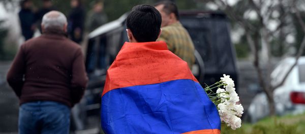 Родственники павших военнослужащих в апрельской войне приходят в военный пантеон Ераблур (2 апреля 2019). Еревaн - Sputnik Армения