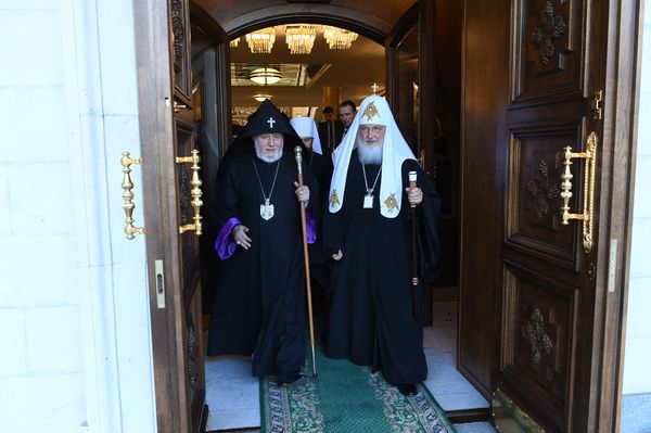 Гарегин II попросил Патриарха Кирилла помочь делу освобождения в Азербайджане Казаряна - Sputnik Армения
