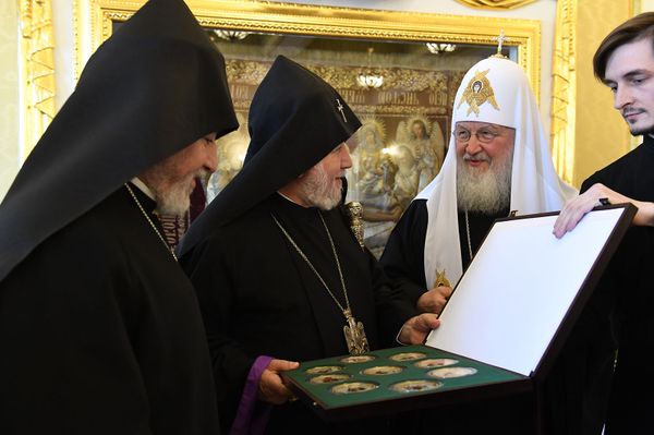 Гарегин II попросил Патриарха Кирилла помочь делу освобождения в Азербайджане Казаряна - Sputnik Армения