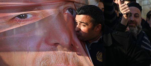 Сторонники правящей Партии Справедливости и Развития (ПСР) у баннера с изображением президента Турции Реджепа Тайипа Эрдогана на следующий день после местных выборов (1 апреля 2019). Стамбул Сторонники правящей Партии Справедливости и Развития (ПСР) у баннера с изображением президента Турции Реджепа Тайипа Эрдогана на следующий день после местных выборов (1 апреля 2019). Стамбул - Sputnik Армения
