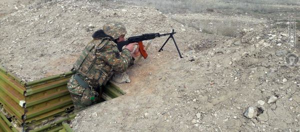 Армянские военнослужащие на тренировках по стрельбе - Sputnik Արմենիա