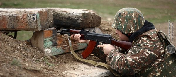 Армянские военнослужащие на тренировках по стрельбе Армянские военнослужащие на тренировках по стрельбе - Sputnik Армения