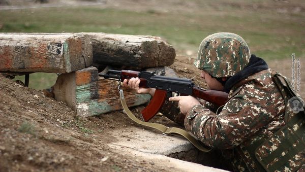 Армянские военнослужащие на тренировках по стрельбе Армянские военнослужащие на тренировках по стрельбе - Sputnik Армения