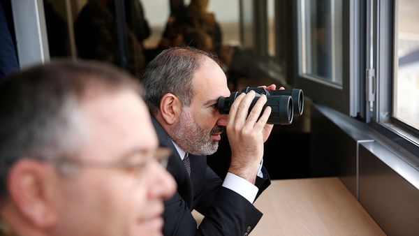 Премьер-министр Армении Никол Пашинян и начальник Генштаба ВС Артак Давтян в военном полигоне Баграмян (3 апреля 2019). Армения - Sputnik Արմենիա