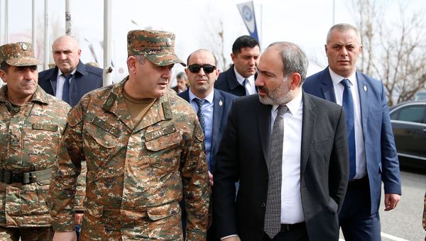 Премьер-министр Армении Никол Пашинян и начальник Генштаба ВС Артак Давтян в военном полигоне Баграмян (3 апреля 2019). Армения - Sputnik Армения