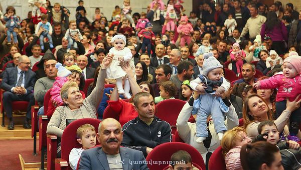 Торжественная церемония вручения денежного вознаграждения семьям, в которых в 2018 году родился четвертый ребенок (27 марта 2019). Степанакерт - Sputnik Армения
