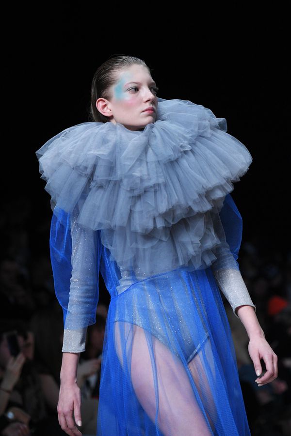 Holy MHPI ապրանքանիշի հագուստի ցուցադրությունը Mercedes-Benz Fashion Week Russia հարթակում։ Holy MHPI ապրանքանիշի հագուստի ցուցադրությունը Mercedes-Benz Fashion Week Russia հարթակում։ - Sputnik Արմենիա