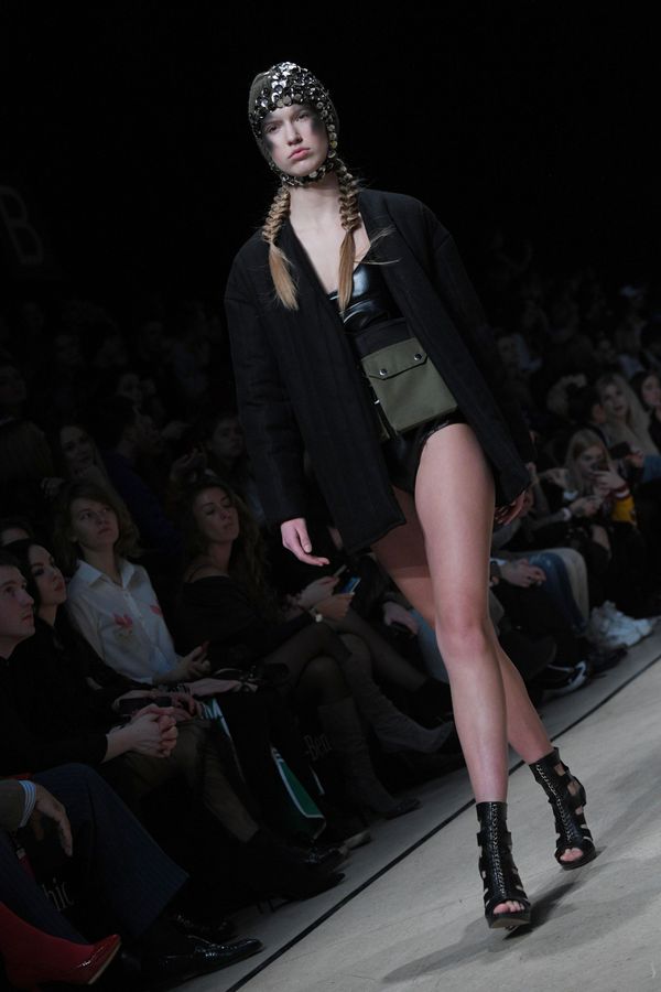 Holy MHPI ապրանքանիշի հագուստի ցուցադրությունը Mercedes-Benz Fashion Week Russia հարթակում։ Holy MHPI ապրանքանիշի հագուստի ցուցադրությունը Mercedes-Benz Fashion Week Russia հարթակում։ - Sputnik Արմենիա