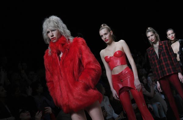 Holy MHPI ապրանքանիշի հագուստի ցուցադրությունը Mercedes-Benz Fashion Week Russia հարթակում։ Holy MHPI ապրանքանիշի հագուստի ցուցադրությունը Mercedes-Benz Fashion Week Russia հարթակում։ - Sputnik Արմենիա
