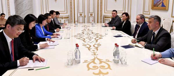Премьер-министр Никол Пашинян принял делегацию во главе с заместителем председателя Постоянного комитета Всекитайского собрания народных представителей КНР Шен Юеюэ (4 апреля 2019). Еревaн - Sputnik Армения