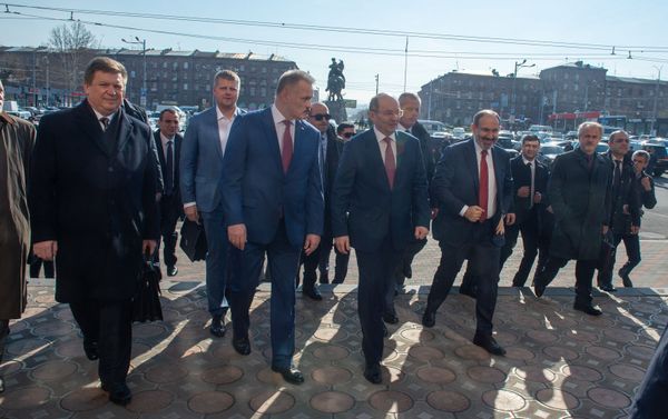 Премьер-министр Никол Пашинян прибыл на железнодорожную станцию (5 апреля 2019). Еревaн - Sputnik Армения