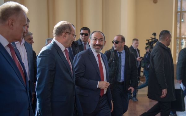 Նիկոլ Փաշինյանը կայարանում - Sputnik Արմենիա
