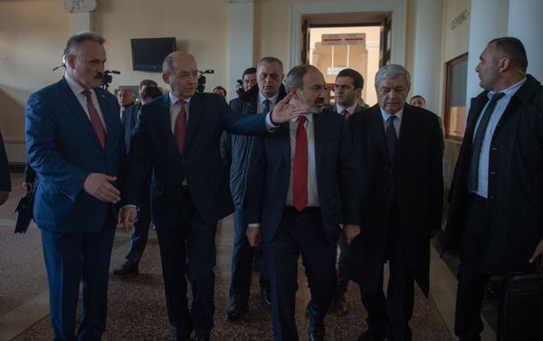 Նիկոլ Փաշինյանը կայարանում - Sputnik Արմենիա