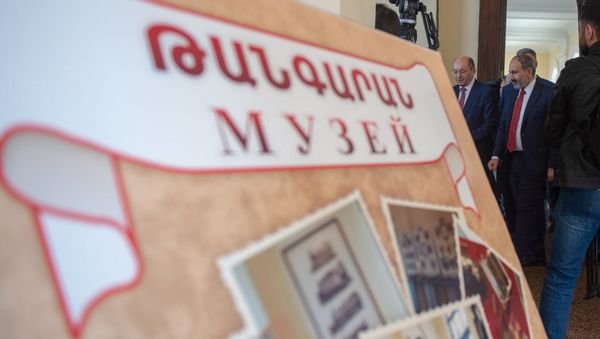Премьер-министр Никол Пашинян в музее ЮКЖД (5 апреля 2019). Еревaн - Sputnik Армения