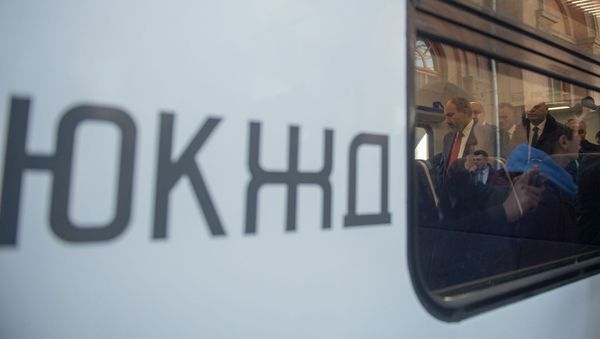 Премьер-министр Никол Пашинян рассматривает новый электропоезд ЮКЖД (5 апреля 2019). Еревaн - Sputnik Армения