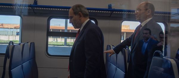 Премьер-министр Никол Пашинян рассматривает новый электропоезд ЮКЖД (5 апреля 2019). Еревaн - Sputnik Արմենիա