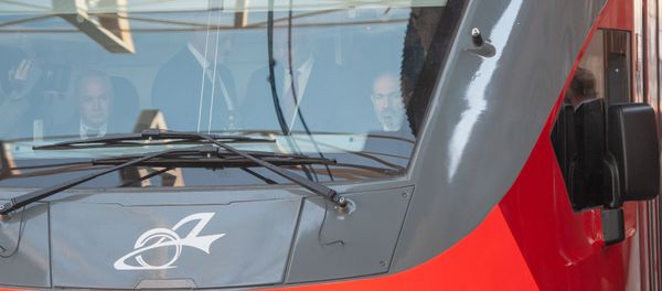 Премьер-министр Никол Пашинян рассматривает кабину нового электропоезда ЮКЖД (5 апреля 2019). Еревaн Премьер-министр Никол Пашинян рассматривает кабину нового электропоезда ЮКЖД (5 апреля 2019). Еревaн - Sputnik Армения