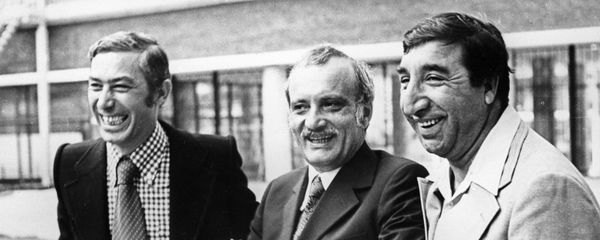 Кинорежиссер Георгий Данелия с исполнителями главных ролей в фильме Мимино Вахтангом Кикабидзе и Фрунзиком Мкртчяном, 1977 год Кинорежиссер Георгий Данелия с исполнителями главных ролей в фильме Мимино Вахтангом Кикабидзе и Фрунзиком Мкртчяном, 1977 год - Sputnik Армения