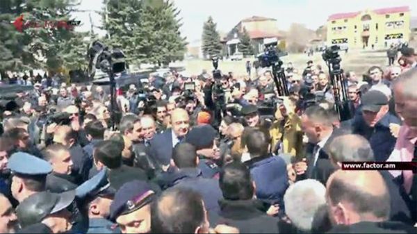 Мэр Гюмри и депутат едва не подрались в присутствии Пашиняна из-за дорог — видео - Sputnik Армения